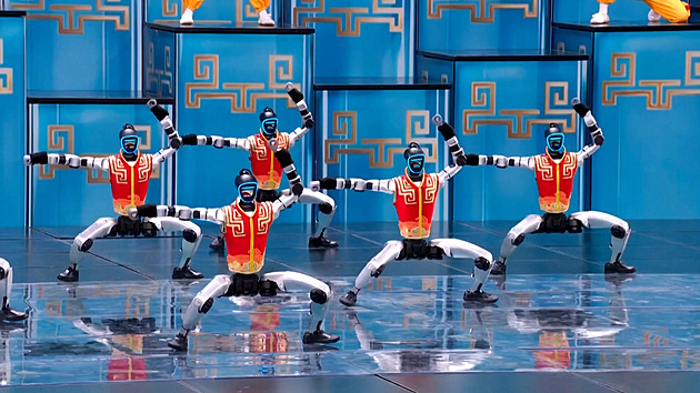 Čína zrobotizovala oslavy svého nového roku. Ohnivého koně vítali humanoidé