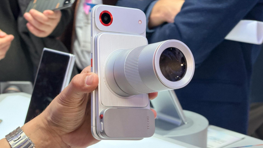 Tecno to dokázalo: vyzkoušeli jsme modulární mobil, na který se v Barceloně stály fronty