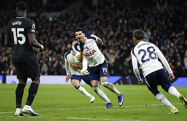 ONLINE: Rána pro Tottenham. Van de Ven dostal červenou, Sarr vyrovnal z penalty