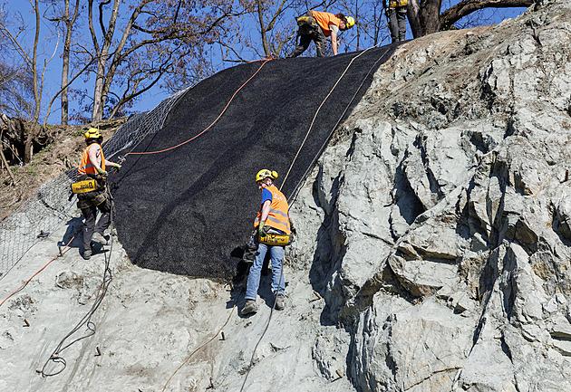 V Brně se bortí několik skal. Padající kamení ohrožuje skatepark, domy i zoo