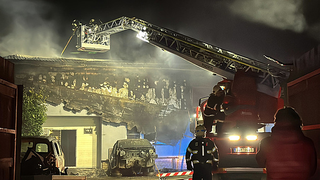 Černý dým nad Příbramskem. V Občově hoří autodílna, část techniky již odjela