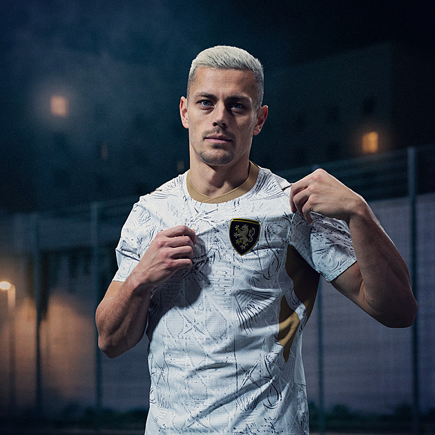 Bílo-zlaté národní dresy. Venkovní variantu inspiroval sklářský průmysl