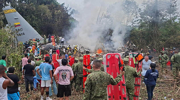 V Kolumbii se zřítil letoun se stovkou vojáků, část jich přežila