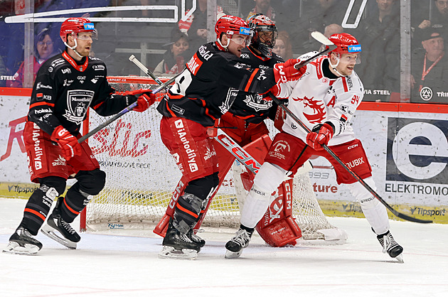 Třinec získal proti Hradci mečbol, Liberec uspěl ve Varech i podruhé a vyrovnal sérii