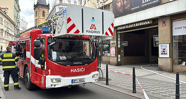 Požár opony v pražském divadle Komedie. Evakuovalo se 200 lidí