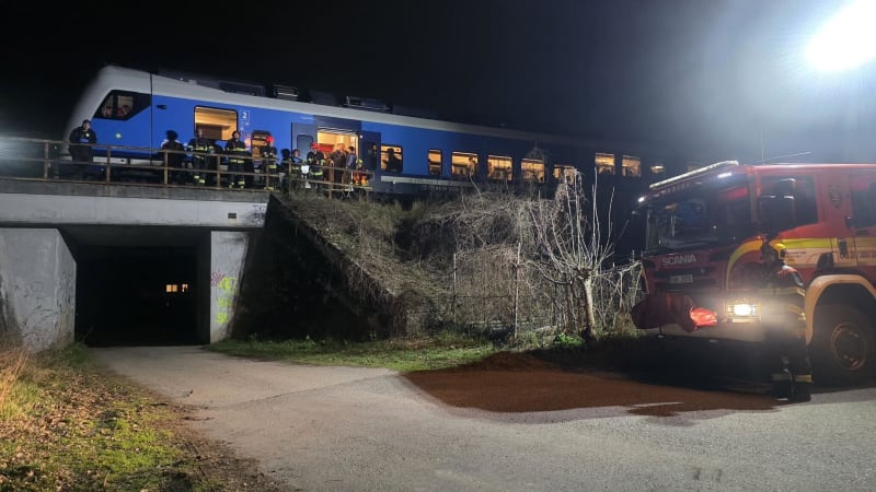 Vlak v Brně srazil člověka. Na místě jsou záchranáři, soupravy stojí