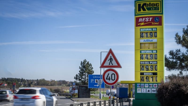 Paliva zůstanou v Česku drahá i přes pokles cen ropy. Ekonom popsal, proč je radost předčasná