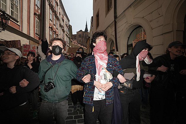 Pochod pro život vyrazil centrem Prahy, odpůrci podporující práva žen blokují trasu
