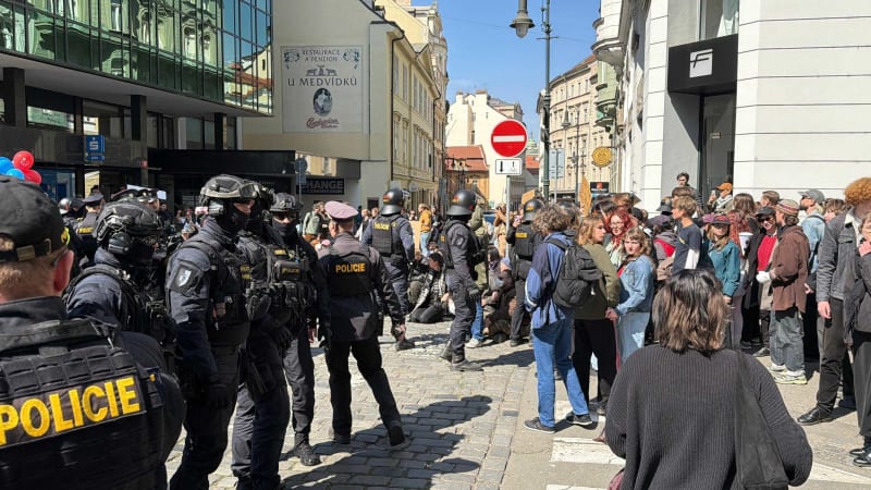 Prahou prošel Pochod pro život. Účastníci čelili protestům odpůrců, policie zatýkala