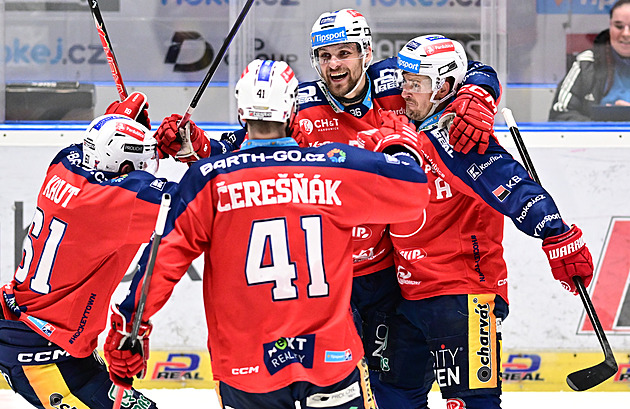 ONLINE: Pardubice se Spartou čeká prodloužení. Třinec udolal Vary, je ve finále