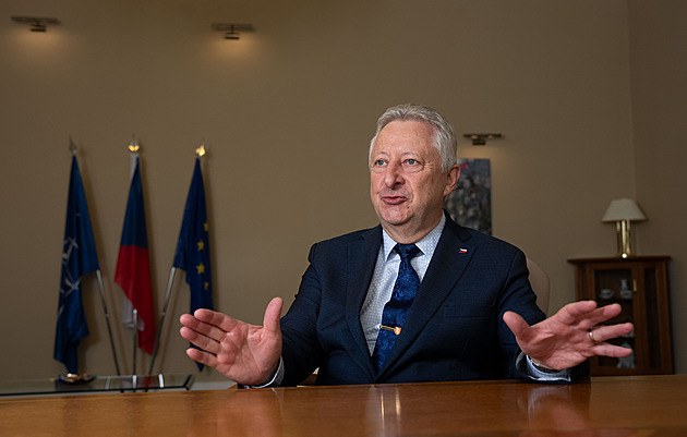 Ministr Zůna musí kvůli umlčování prezidenta Pavla skončit, vyzývá opozice