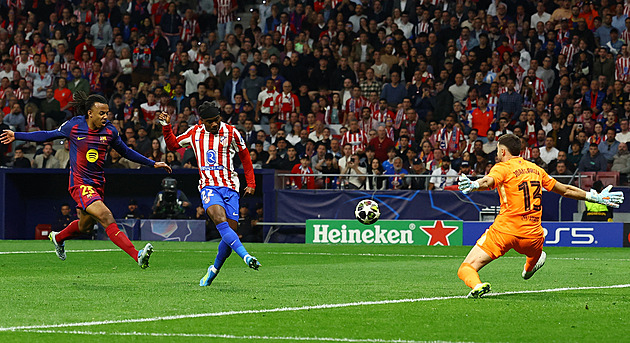 ONLINE: Lookman snižuje proti Barceloně,  PSG hájí dvoubrankový náskok