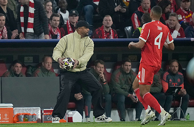 Nepadlo nic hrubého, stěžoval si Kompany na sudího. Za další žlutou nesmí na lavičku