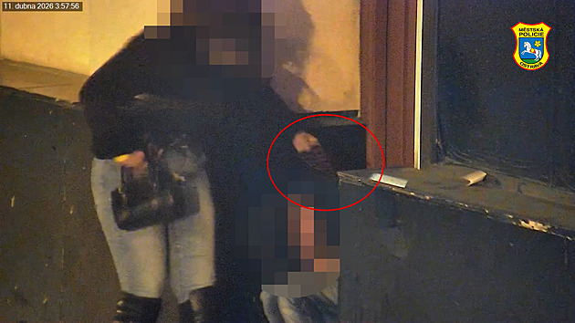 Mladá žena okradla muže spícího na ulici. Prošacovala ho, pak mu vzala mobil