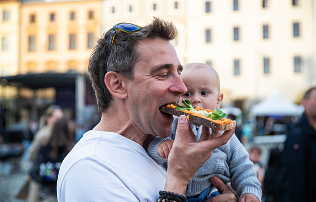 OBRAZEM: Tvarůžky šly na dračku. O festivalu se jich snědlo rekordních osm tun