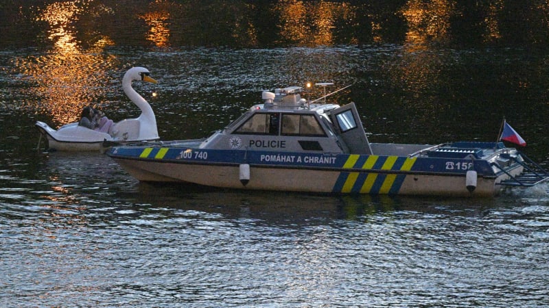Muž skočil do Vltavy, na ostrůvku v Braníku vyhrožuje nožem. Policie s ním vyjednává