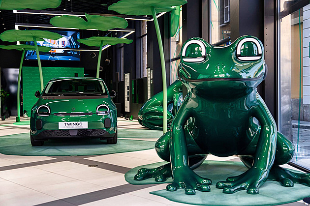 Milánský designový dýchánek v rytmu aut. Jóga mezi blatníky a ponožkové fiaty