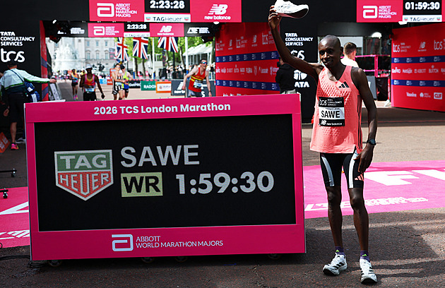 Londýnský zápis do historie. Keňan Sawe při maratonu pokořil hranici dvou hodin