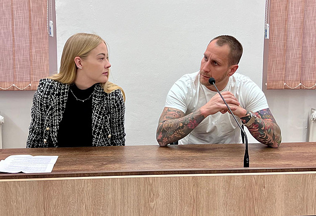 Synovec popsal, jak pár utýral jezevčíka. Jeho matka se nám mstí, tvrdí obžalovaní