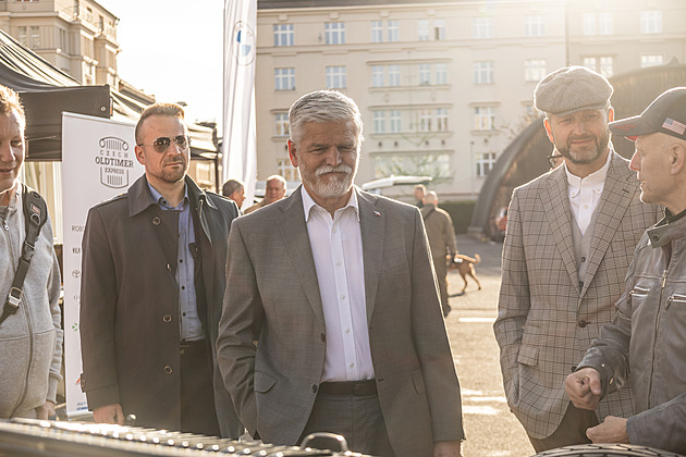 Prezident Pavel poslal veterány do Itálie. Jede i stoletý unikát neznámé značky