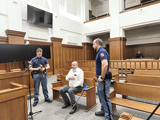 Za žárlivosti zapálil chatku, kde málem uhořeli dva lidé. Senior dostal 15 let