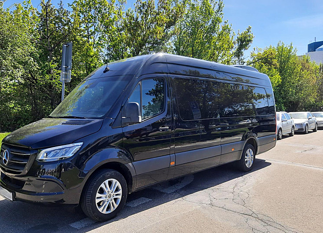 Ukrajinec zneužíval dávky, vozil se v mercedesu. Další podvodnici zachránil syn