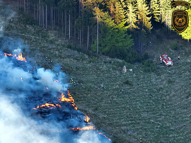 Požár lesa v Hostýnských vrších. Hasiči bojovali celou noc, pomáhal vrtulník