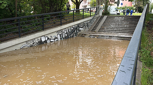 Laguna na pražských Hájích. Příval vody zatopil i podchod