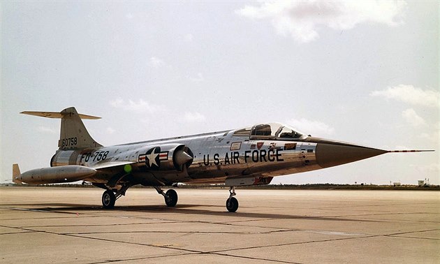 Bezkřídlý zázrak i létající rakev. Jak vznikal legendární letoun F-104
