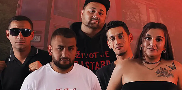 RECENZE: Máme devět dětí, ne osm! V pátém dílu Bastardi zkusili komedii