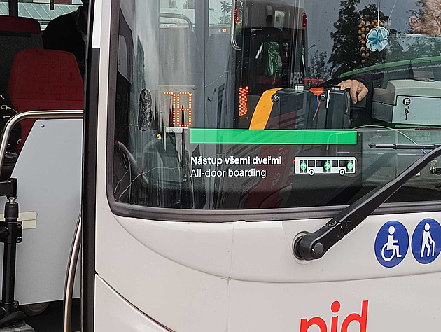 Nástup všemi dveřmi se v autobusech osvědčil, kraj ho rozšíří. A přibude revizorů