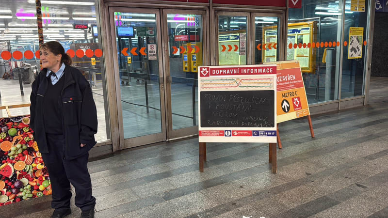 Pražské metro na části trasy C nejezdilo. Souprava srazila člověka, zasahovali hasiči