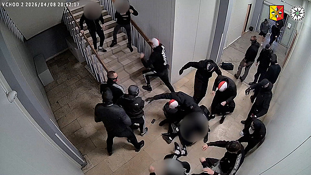 VIDEO: Brutální útok fotbalových fanoušků na rivaly. Přežili jen zázrakem, míní policie
