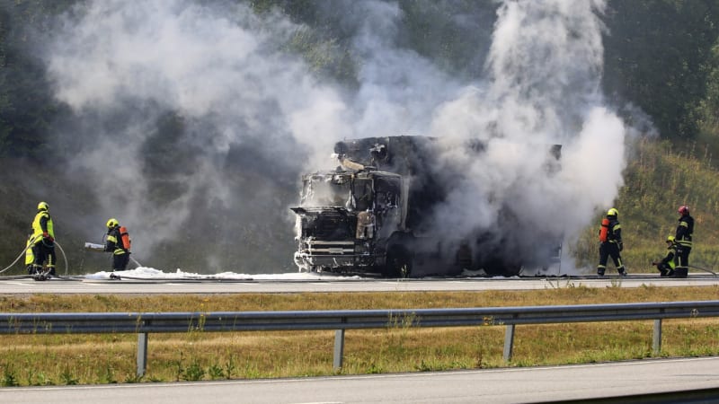 Tragédie na D1: Po střetu s náklaďákem zemřela žena. Dálnici blokuje i požár