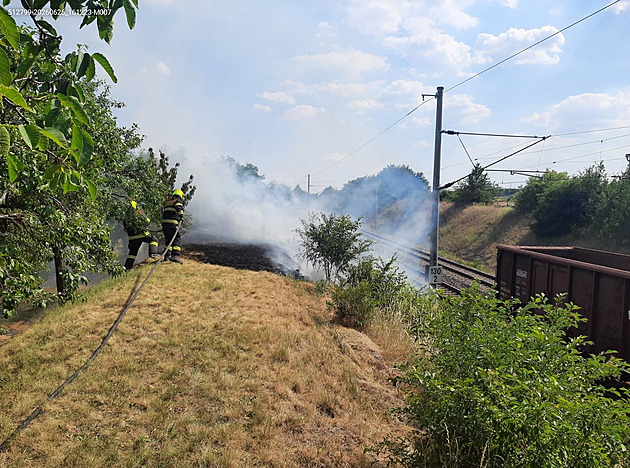 Požár trávy přerušil provoz na železničním koridoru u Brna